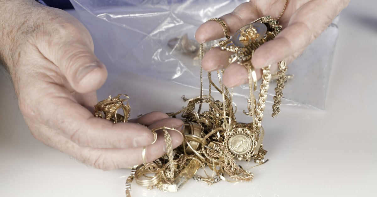 ANAF Antifraudă a confiscat aur și diamante în valoare de peste 3,7 milioane de lei dintr-o firmă din Călărași Inspectorii Agenției Naționale de Administrare Fiscală (ANAF) – Direcția Antifraudă București – au reușit să pună capăt unei operațiuni de amploare în urmă cu câteva zile, când au activat la o societate comercială situată în județul Călărași