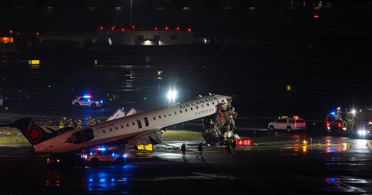 Un accident grav a avut loc duminică seara pe pista aeroportului LaGuardia din New York, în care un avion de pasageri și o mașină de pompieri s-au izbucnit violent, soldându-se cu patru răniți și doi morți