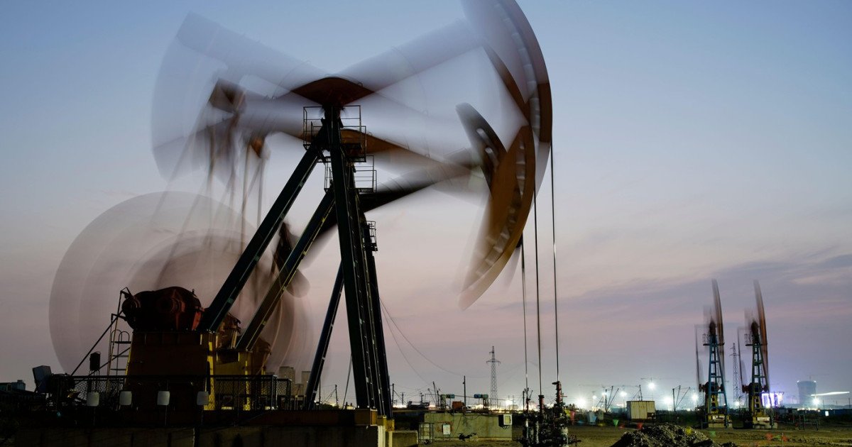 Prețul petrolului atinge un vârf record de peste 100 de dolari pe baril, un nivel inedit de la începutul invaziei Rusiei în Ucraina, în contextul tensiunilor crescute din regiunea Orientului Mijlociu