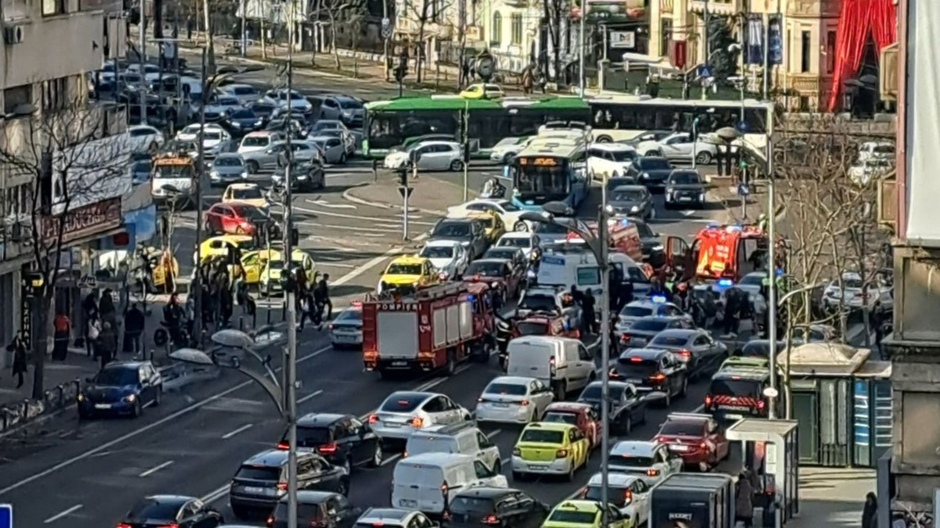 Accident grav cu pieton în Piața Romană, trafic blocat