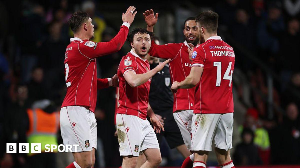 Wrexham înving Swansea 2-0 și crește șansele în top șase