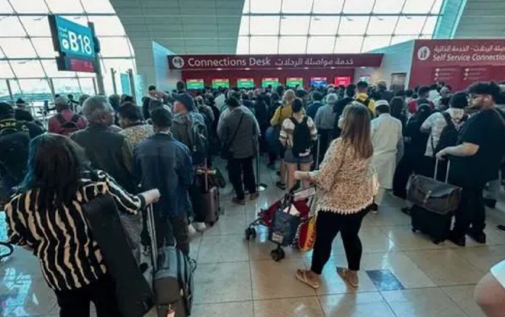 Operațiune de interceptare la Aeroportul Dubai: explozie și panică în plină zi O explozie puternică și o operațiune de interceptare au zguduit sâmbătă dimineață zona aeroportului internațional din Dubai, unul dintre cele mai aglomerate și importante puncte de legătură aeriană din lume