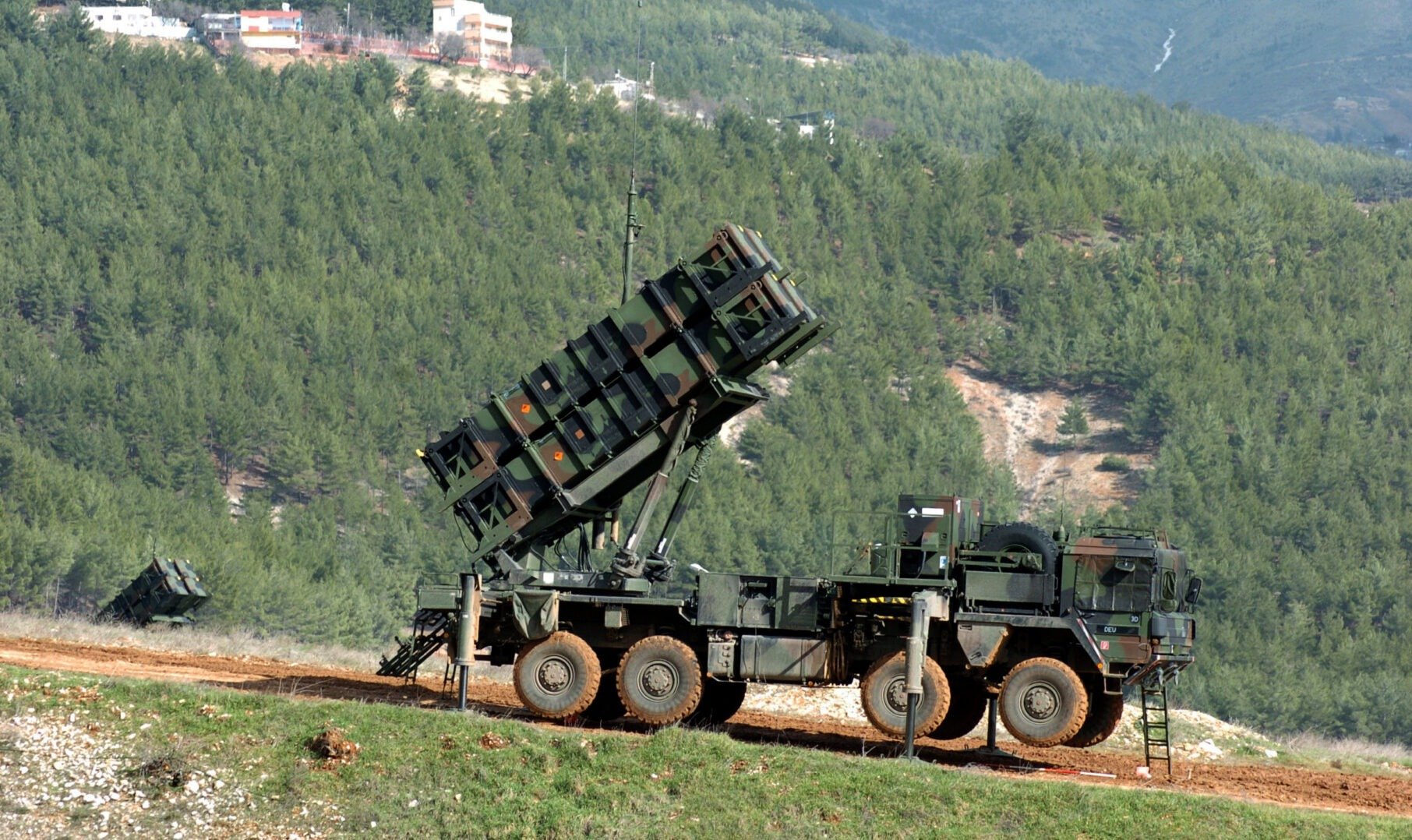 Grecia transferă o baterie de rachete Patriot în nordul țării pentru sprijinirea Bulgariei în fața provocărilor de securitate din regiune Grecia a anunțat oficial că va transfera o baterie de rachete Patriot în nordul țării, o decizie menită să întărească capabilitățile de apărare ale Bulgariei, la solicitarea acesteia