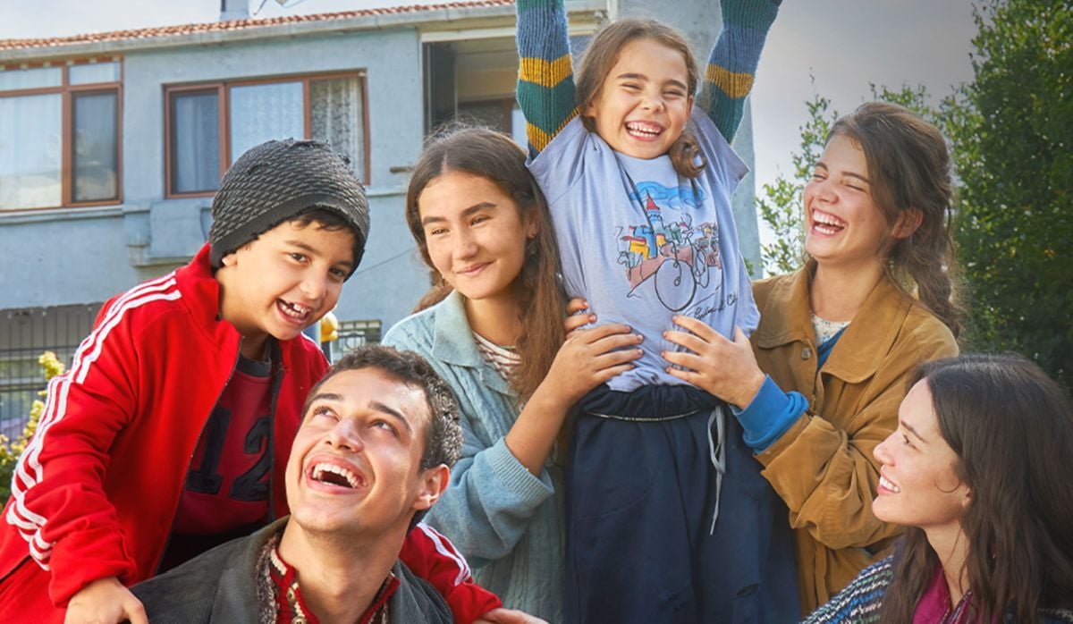 Noul serial „Ai Nimănui” va începe pe Kanal D în martie 2026, promițând o poveste intensă despre familie și supraviețuire în mijlocul tumultului urban Începând cu 30 martie 2026, Kanal D va aduce telespectatorilor o nouă producție turcă care promite să captivateze milioane de privitori