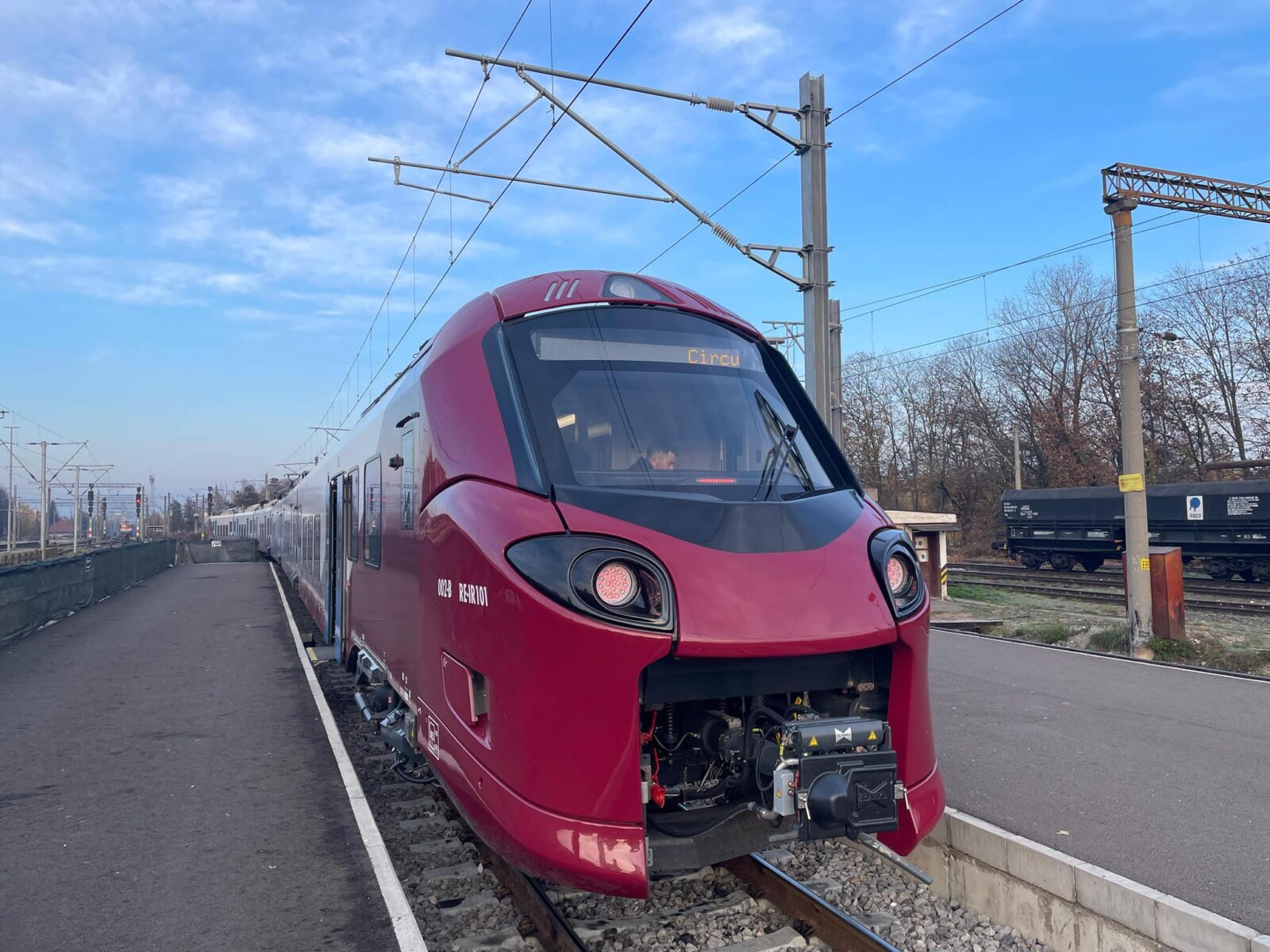 CFR Călători a anunțat recent introducerea unei noi rute de tren de lung parcurs, menită să îmbunătățească serviciile de transport feroviar și să asigure o conexiune mai rapidă și mai confortabilă între București și Timișoara