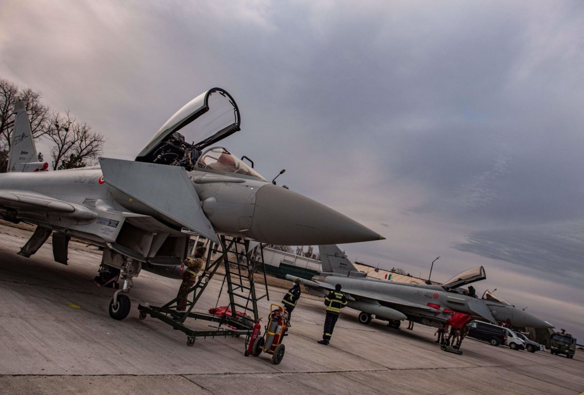 Iranul avertizează România: Riscul unui răspuns politic și juridic dacă țara permite utilizarea bazelor militare pentru operațiuni împotriva Teheranului Diplomația iraniană a emis un avertisment dur la adresa României, într-un moment tensionat pe scena internațională, după ce autoritățile de la Teheran au indicat că vor răspunde dacă țara noastră permite Statelor Unite să folosească bazele militare pe teritoriul său pentru operațiuni împotriva Iranului