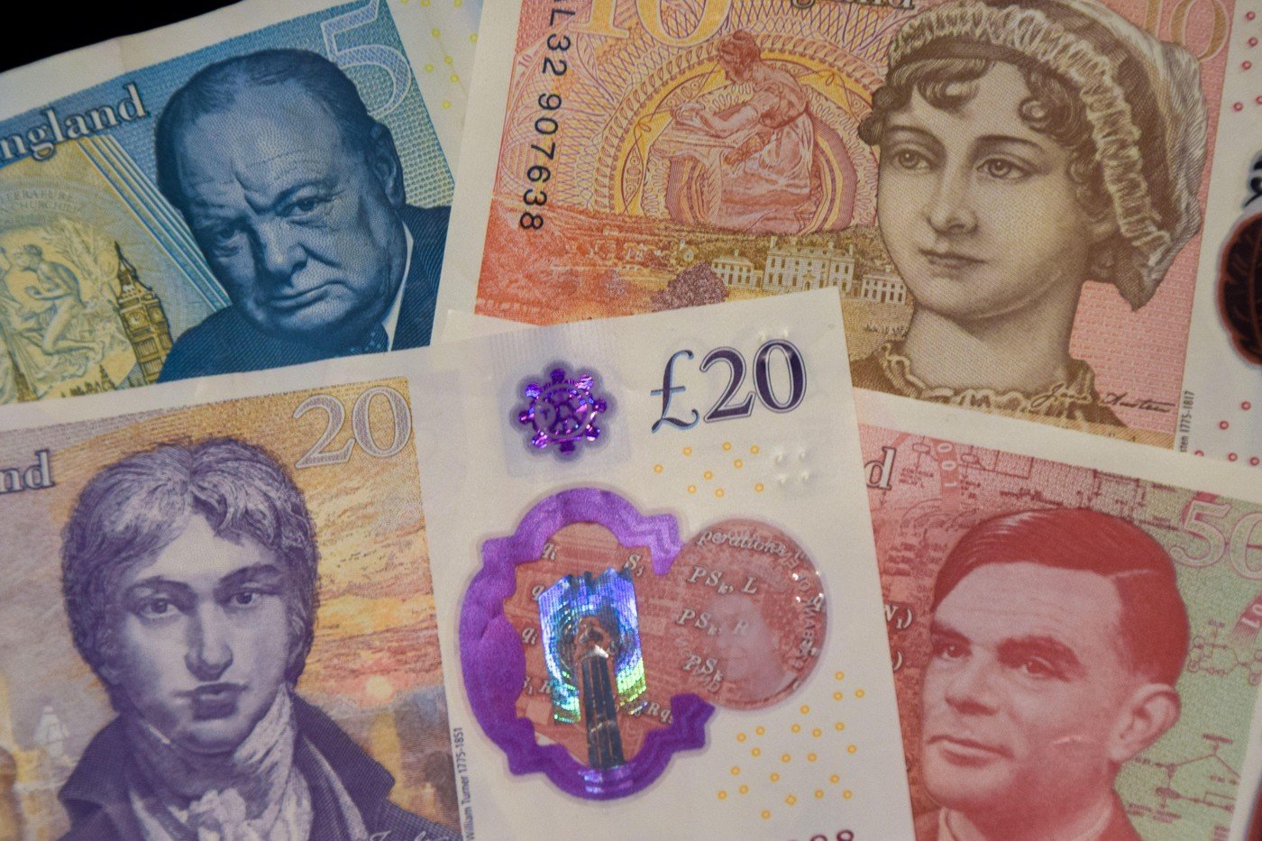 Bancnotele britanice își schimbă fața: personaje istorice înlocuite cu simboluri ale modernității și diversității Marea Britanie va introduce în circulație noi bancnote, înlocuind cele cu celebrele portrete ale unor personalități din trecut cu simboluri ale societății contemporane