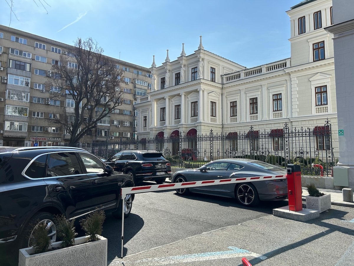 Proprietarii Palatului Știrbey contestă acuzațiile Primăriei Capitalei privind montarea abuzivă a barierei la o parcare publică din fața fostului edificiu