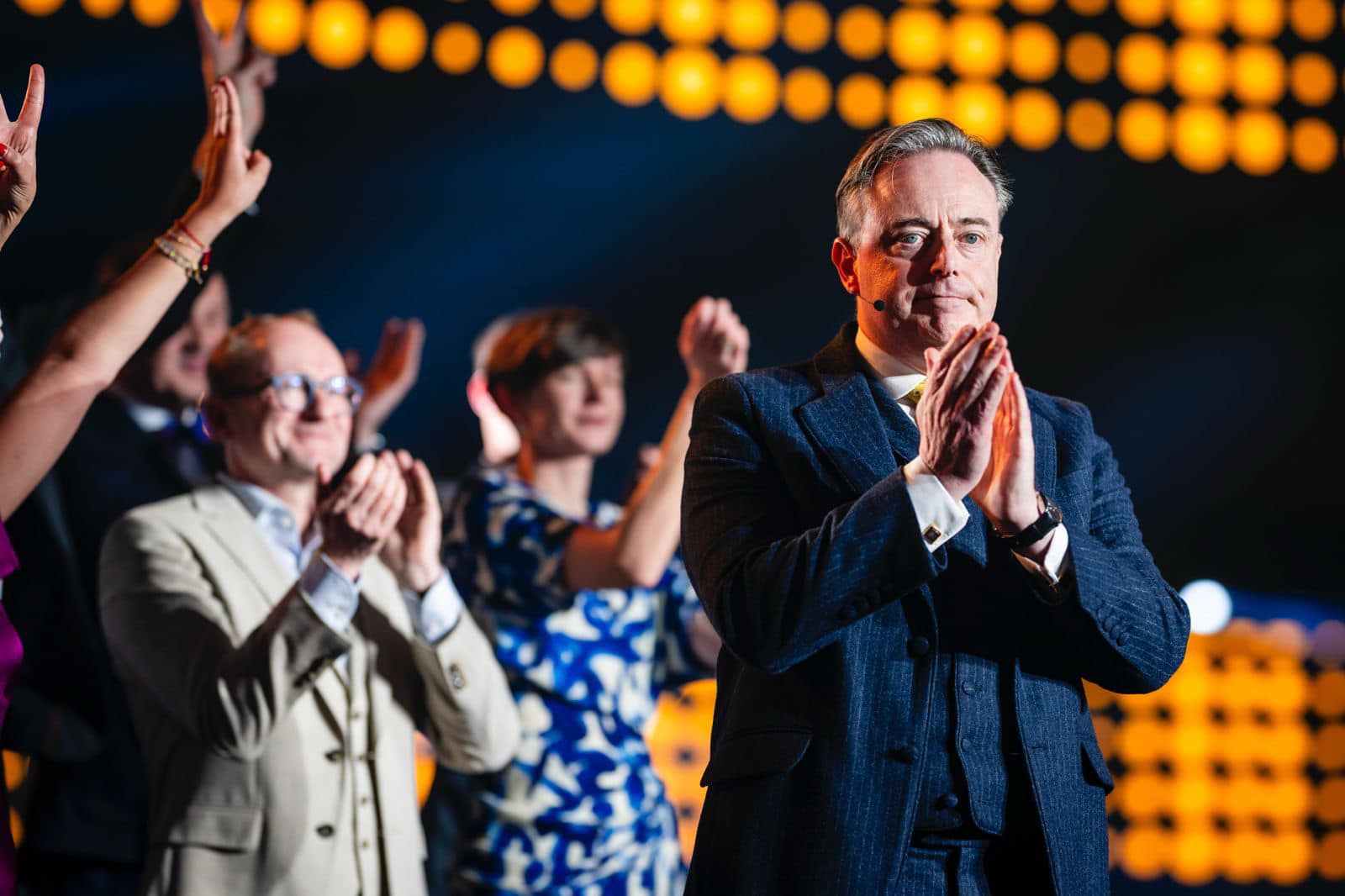 Belgianul Bart De Wever solicită UE mandat pentru negocieri directe cu Rusia în vederea soluționării conflictului din Ucraina Belgia a devenit recent un actor surpriză în negocierile legate de conflictul din Ucraina, după ce premierul belgian, Bart De Wever, a cerut oficial ca Uniunea Europeană să obțină un mandat clar de la statele membre pentru a purta discuții directe cu Rusia