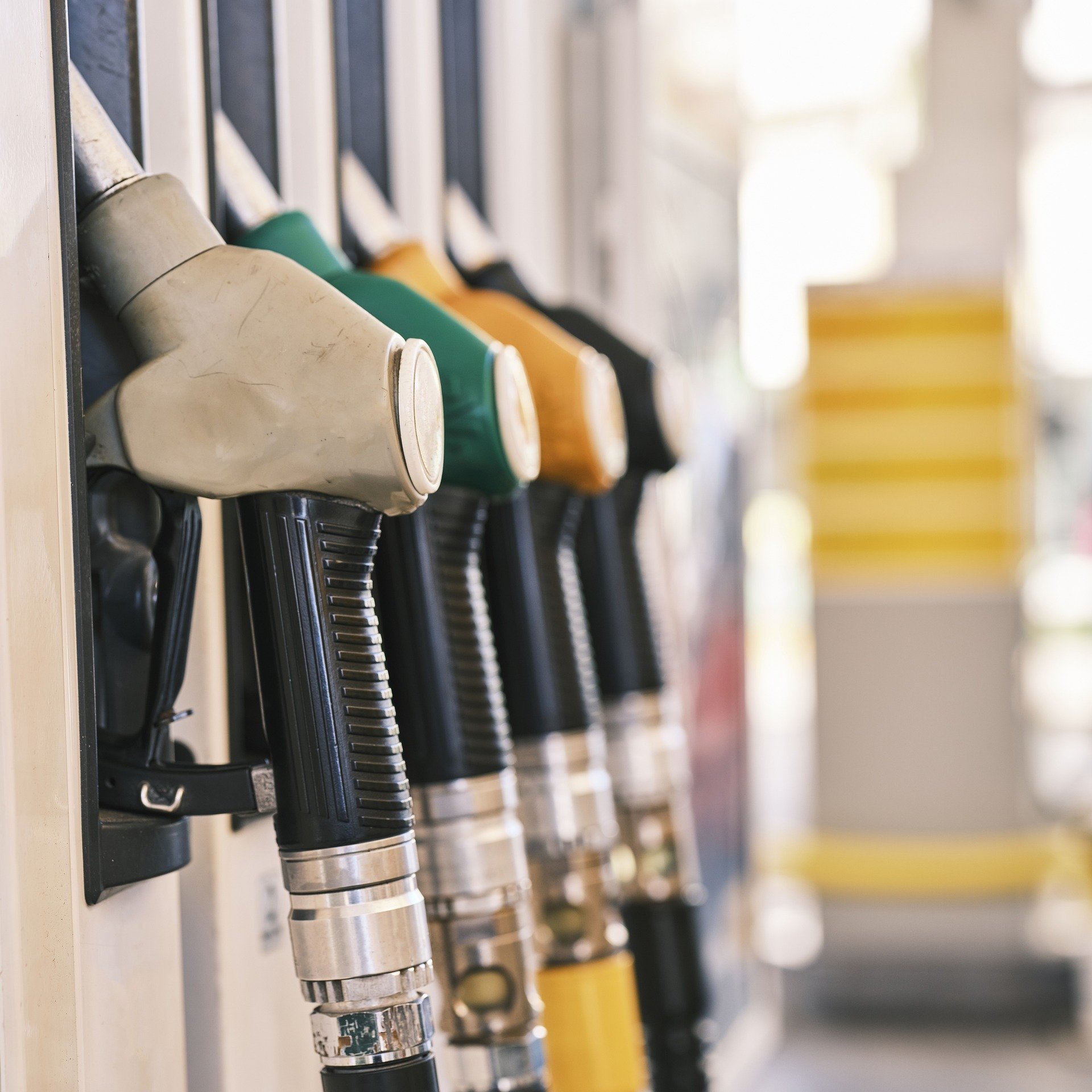 Prețurile carburanților au înregistrat, din nou, creșteri semnificative în prima jumătate a lunii martie, atingând cele mai mari valori de la izbucnirea conflictului din Orientul Mijlociu