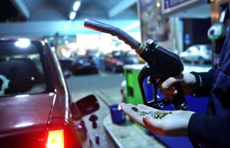 Prețul carburanților din România nu mai depinde exclusiv de fluctuațiile prețului internasțional al petrolului, ci în mare măsură de nivelul taxelor și accizelor impuse de stat