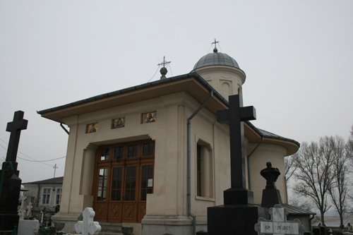 Avertisment pentru credincioși: compania Mânăstirii Pasărea se distanțează de practicile ilegale promovate online Într-o perioadă în care religia și spiritualitatea sunt tot mai prezente în mediul virtual, responsabilii Mânăstirii Pasărea, situată în județul Ilfov, sunt nevoiți să reitereze poziția oficială împotriva celor care, sub pretinsa identitate de maici, folosesc platformele sociale pentru a face trafic de influență ilegal și pentru a înșela credincioșii