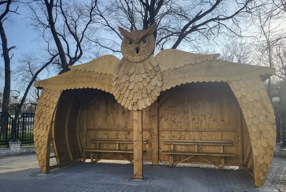 Statuia bufniței, instalată în grabă și fără consultare publică la Parcul Nicolae Romanescu O nouă infrastructură urbană a stârnit controverse în orașul Craiova, după ce o stație de autobuz în formă de bufniță a fost instalată recent lângă Parcul Nicolae Romanescu, fără ca locuitorii sau reprezentanții comunității să fie anunțați sau consultați în prealabil