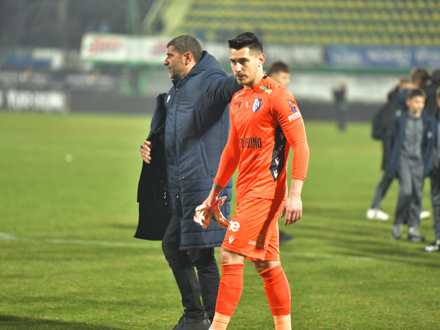 Reacție furibundă după gafă majoră în meciul FC Argeș – Universitatea Cluj: cine este cu adevărat vinovat pentru greșelile decisive Un incident care a ținut capul de afiș al zilei în fotbalul românesc s-a petrecut în meciul FC Argeș – Universitatea Cluj, când portarului gazdelor, Adrian Căbuz, i s-a întâmplat o gafă care a schimbat radical cursul jocului și a stârnit valuri de reacții în rândul iubitorilor de fotbal