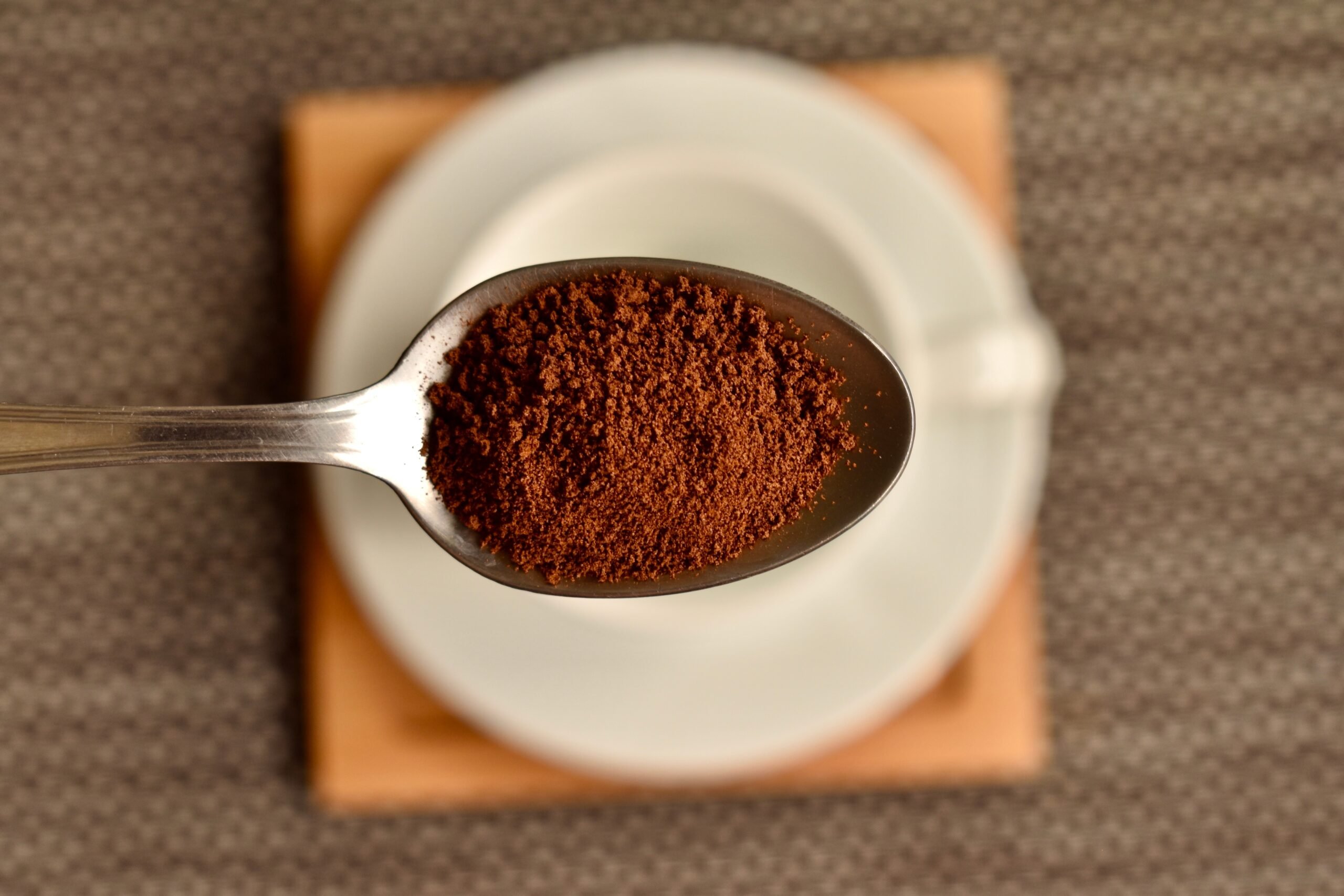 Prețurile mondiale ale cafelei înregistrează o scădere puternică după recordurile istorice din prima parte a anului 2025, însă această tendință ascendentă a fost rapid penalizată de tensiuni geopolitice și dificultăți logistice