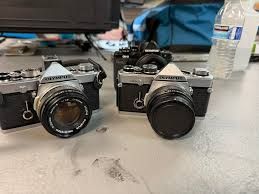 Tinerii din Generația Z și Millennials redescoperă fotografia analogică, dar în același timp întâmpină dificultări în utilizarea camerelor digitale cu care au crescut