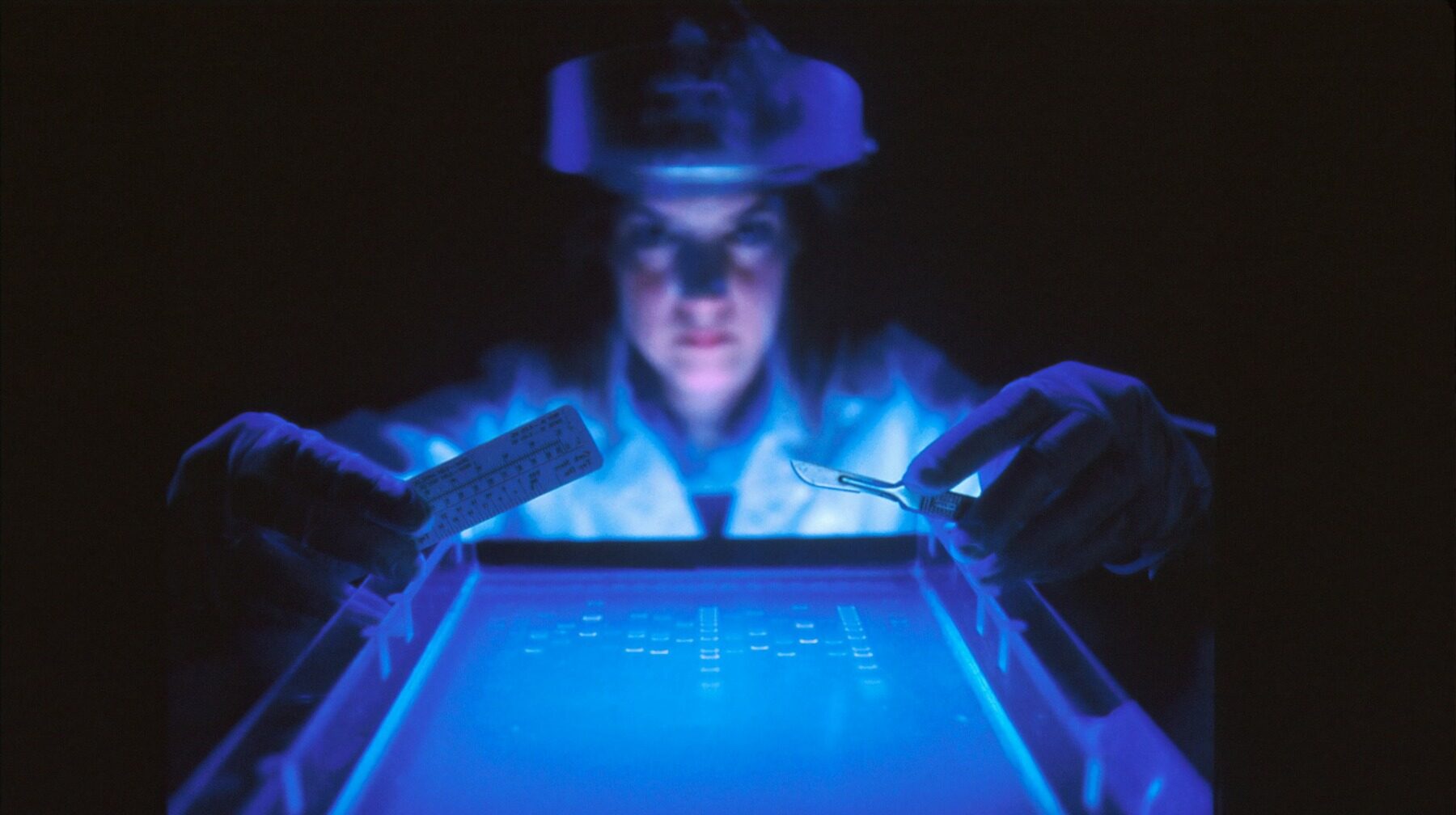 Camionul cu un încărcătură extrem de valoroasă și misteriosă se pregătește să părăsească, în curând, sediul CERN, laboratorul european renumit pentru cercetările sale de vârf în fizică a particulelor