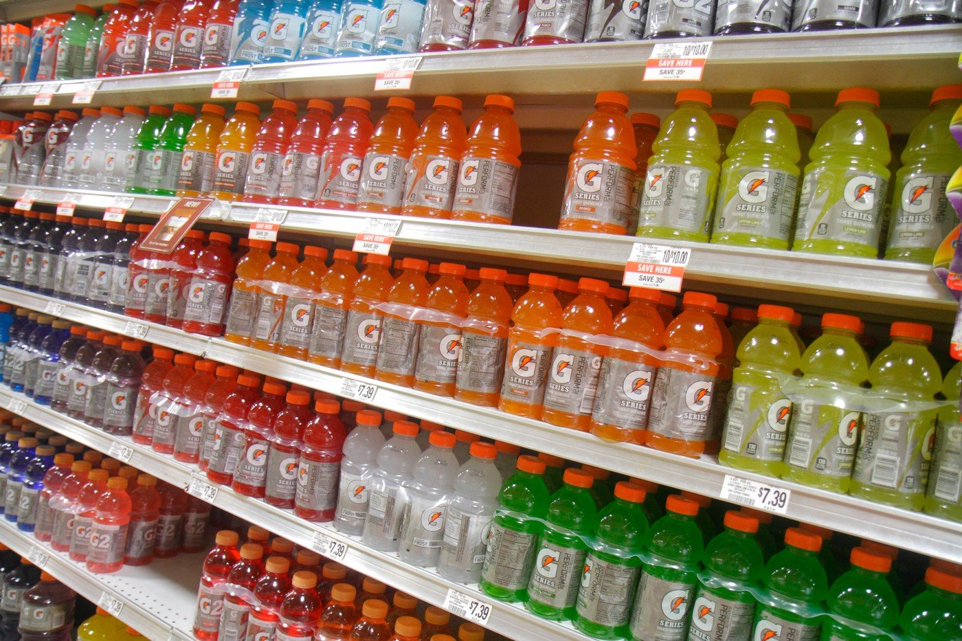 De ce capacele sticlelor de apă diferă de cele ale sucurilor? Designul are un scop precis În ultimele decenii, ambalajele din industria alimentară și băuturilor au evoluat semnificativ, însă un aspect adesea trecut cu vederea este diferența subtilă în designul capacelor de pe sticlele de apă comparativ cu cele ale băuturilor carbogazoase sau sucurilor