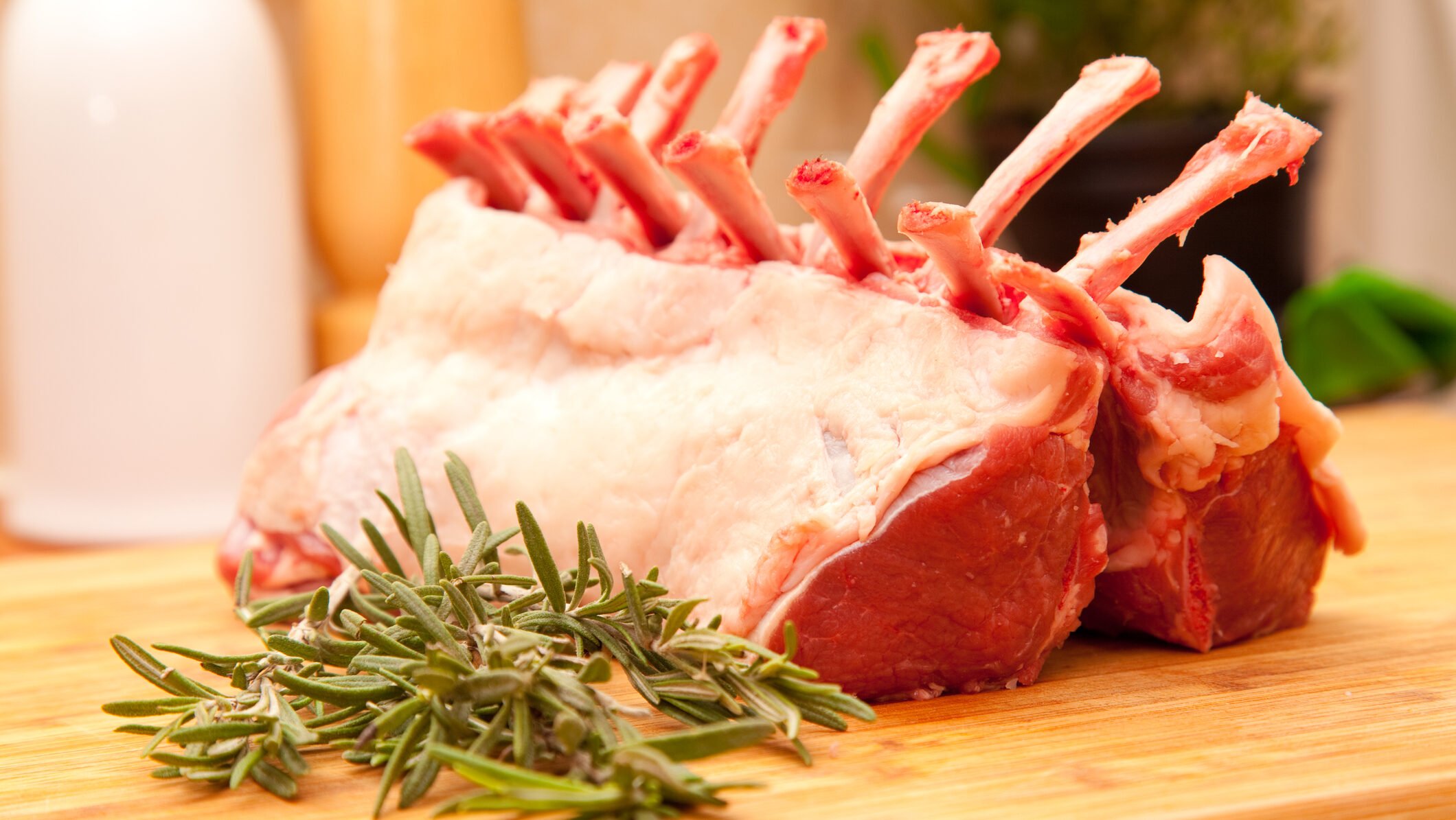 Prețurile pentru carne de miel în supermaketuri încep să atingă noi recorduri, în contextul unei piețe românești în continuă schimbare