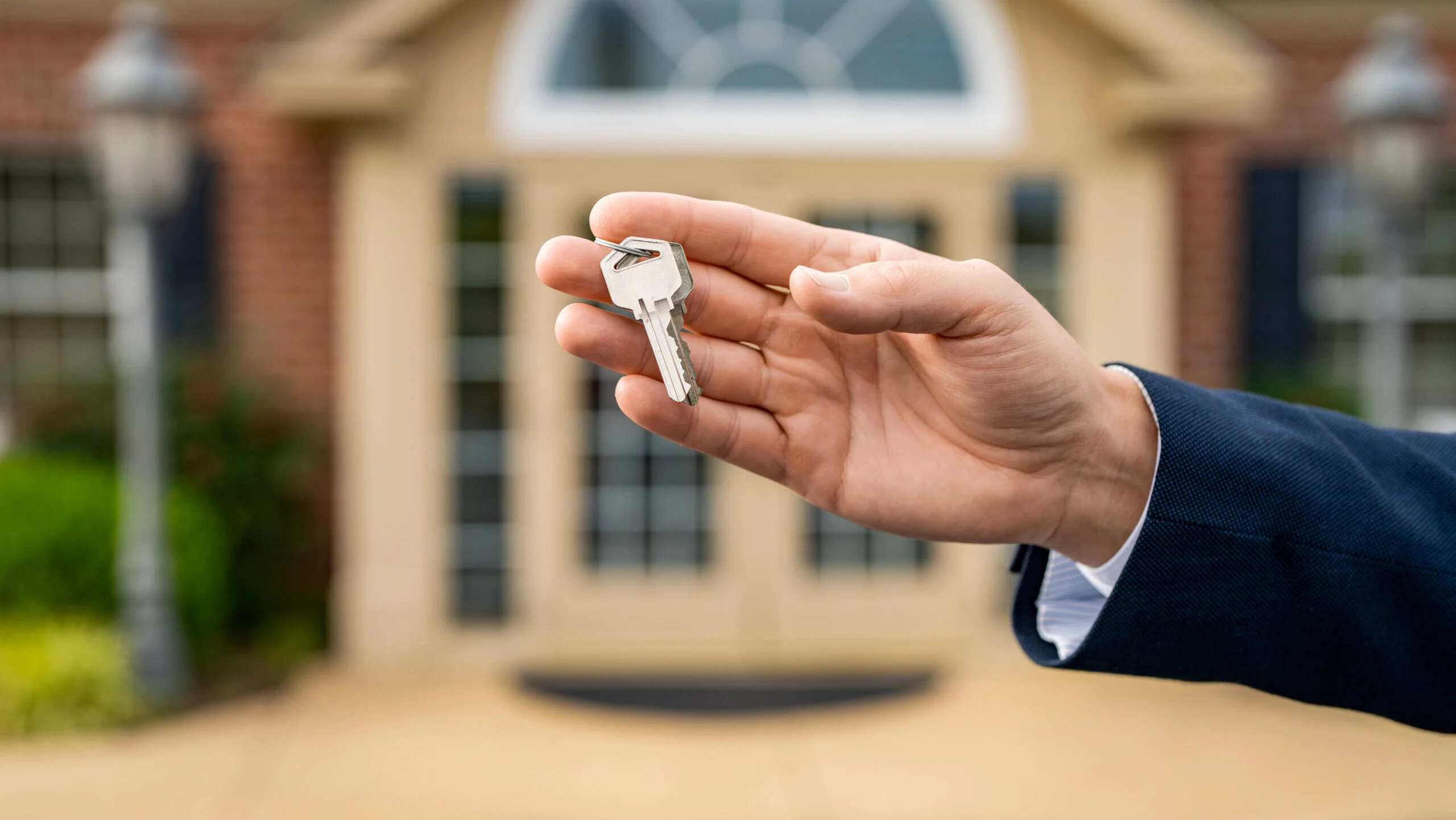 Uzucapiunea: mecanismul legal prin care posesorii pot dobândi dreptul de proprietate În peisajul juridic românesc, conceptul de uzucapiune, sau prescripție achizitivă, ocupă un loc distinct, fiind un mecanism prin care posesorii continui și neîntrerupți ai unui bun pot dobândi, în condiții legale, dreptul de proprietate