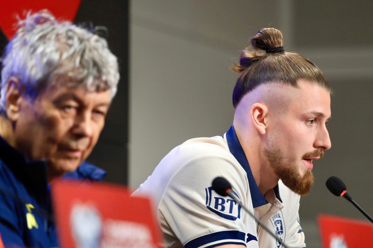 Radu Drăgușin, stoperul lui Tottenham și reprezentantul României, a ieșit în evidență prin prezența sa în conferința de presă premergătoare duelului decisiv dintre naționala țării sale și Turcia