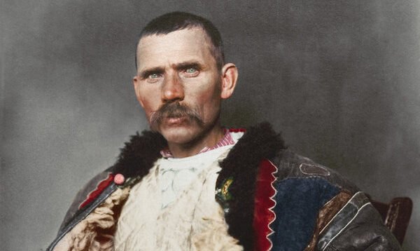 Zborul spre Vis: Transilvania la începutul secolului XX, o punte către America În primele decenii ale secolului XX, în mijlocul transformărilor sociale și economice ale Europei, câmpurile și satele din Transilvania au fost martorii unui fenomen de amploare: fluxul masiv de emigranți către America