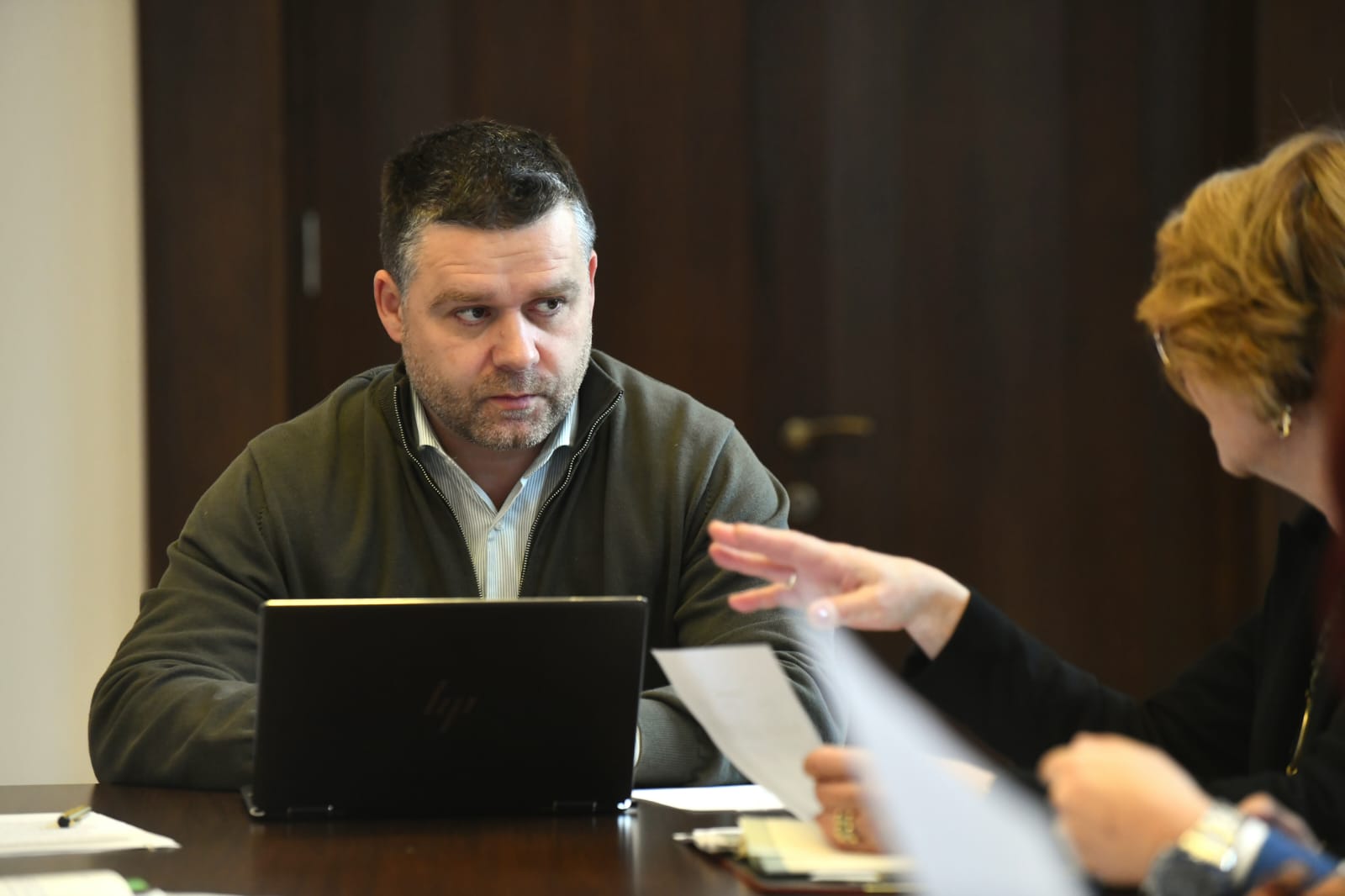 Primarul Capitalei, Ciprian Ciucu, a adus din nou în prim-plan criza financiară cu care se confruntă Societatea de Transport București (STB), accentuând eforturile de a evita insolvența și de a găsi soluții durabile pentru redresarea companiei