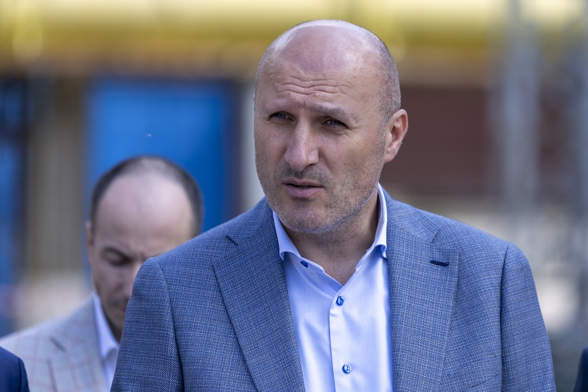 Revenirea unui personaj controversat în fruntea ELCEN, în ciuda acuzațiilor de corupție Într-un verdict recent, instanțele din România au decis să răstonească o decizie anterioară, permițând lui Claudiu Crețu, fost director general al ELCEN, să își reia poziția de conducere a celei mai mari centrale termice din țară