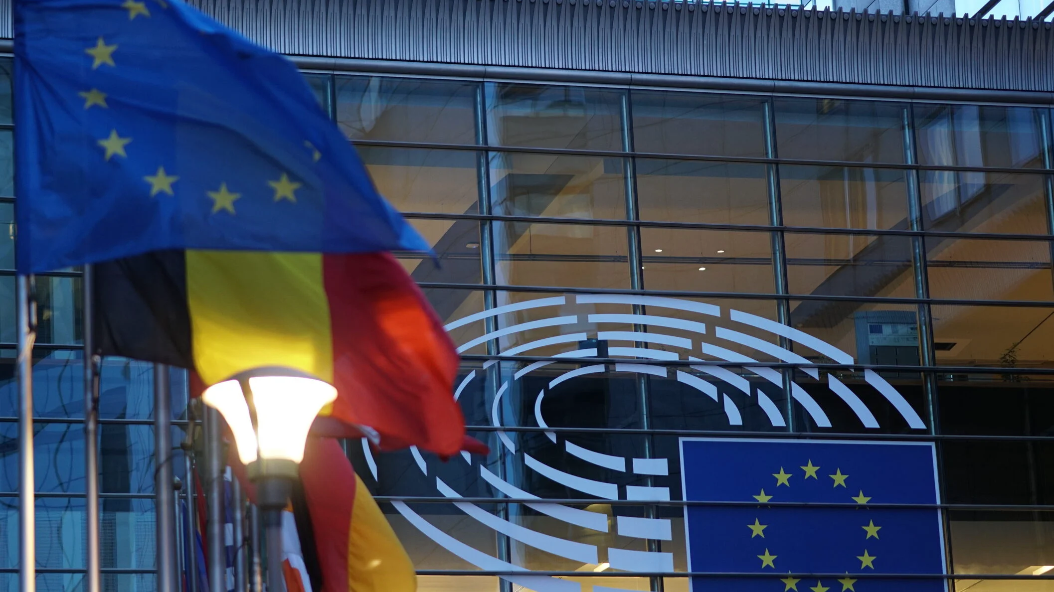 România riscă să fie sancționată de către Comisia Europeană pentru neconformitate în gestionarea Planurilor Naționale Integrate în domeniul Energiei și Schimbărilor Climatice (PNIESC)