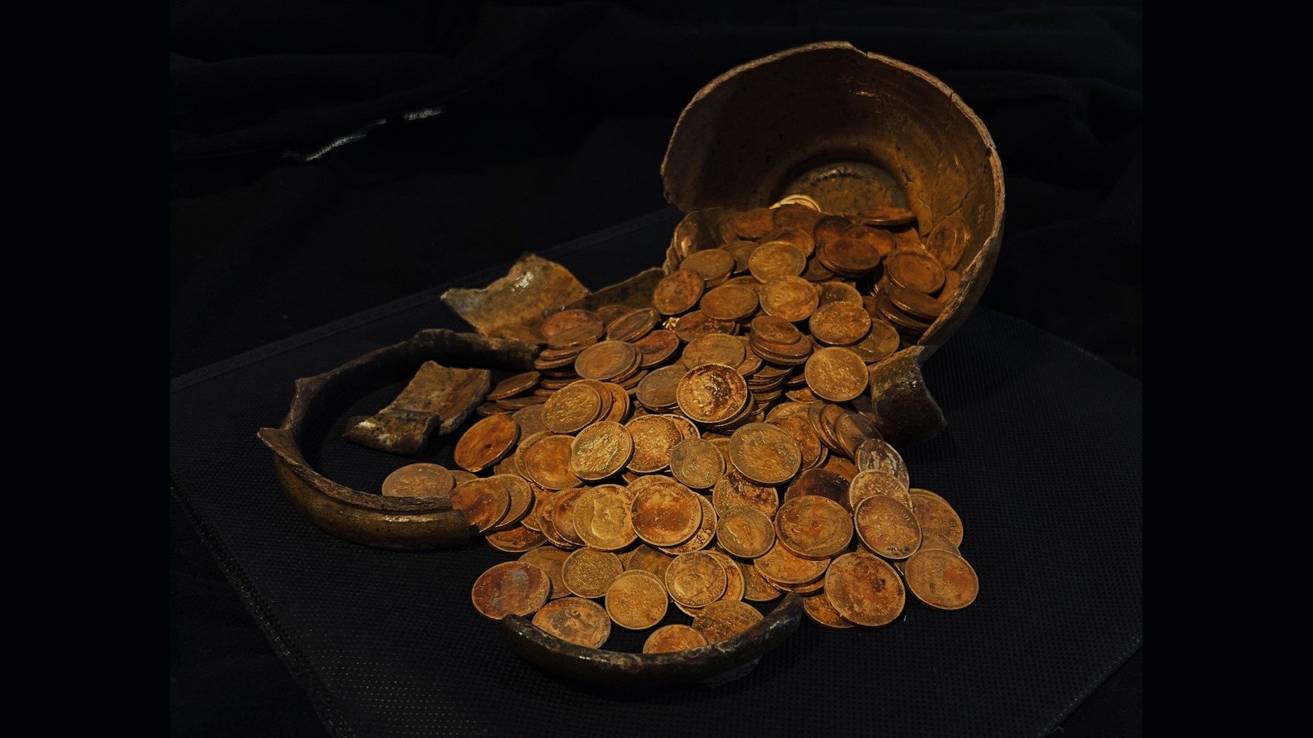 O descoperire remarcabilă a fost făcute recent într-o zonă pitorească din Rusia, unde arheologii amatori au dat peste o comoară neobișnuită: o colecție de monede vechi, ascunse sub podeaua unei case vechi, care s-ar putea dovedi a fi una dintre cele mai valoroase descoperiri din ultimii ani