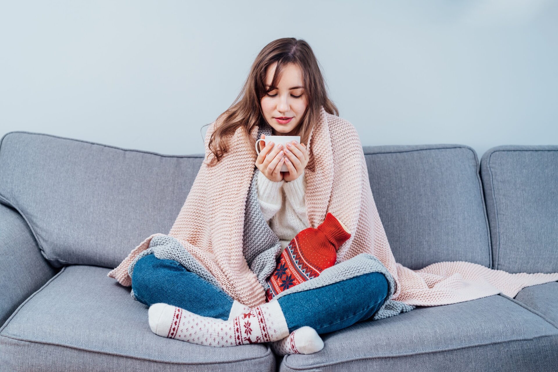 Cât de eficiente sunt sfaturile populare despre cum să ne păstrăm căldura în zilele cu temperaturi sub zero? În timpul sezonului rece, mulți se bazează pe recomandări simple, precum pornirea ventilatoarelor sau plasarea picioarelor pe suprafețe reci, însă cercetările recente arată că nu toate sunt fundamentate pe știință și unele pot chiar fi înșelătoare