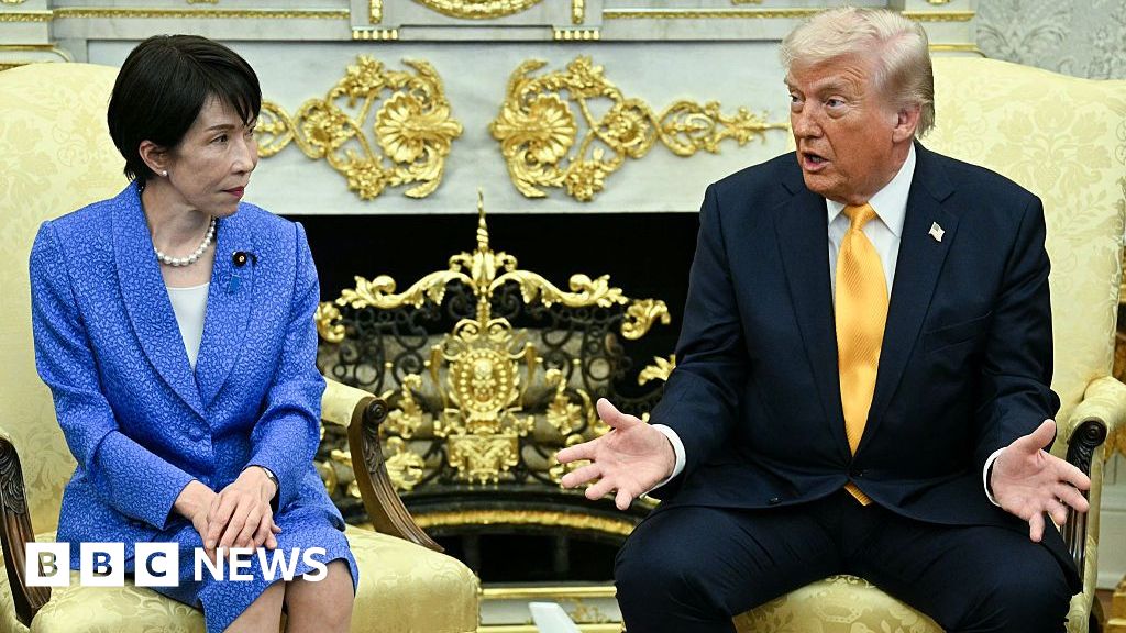 Donald Trump și afirmația controversată despre atacurile surprise: o alegorie discutată la nivel internațional Într-un eveniment recent de la Casa Albă, președintele american Donald Trump a stârnit controverse după declarațiile sale referitoare la planurile militare și strategia de comunicare în conflictele internaționale