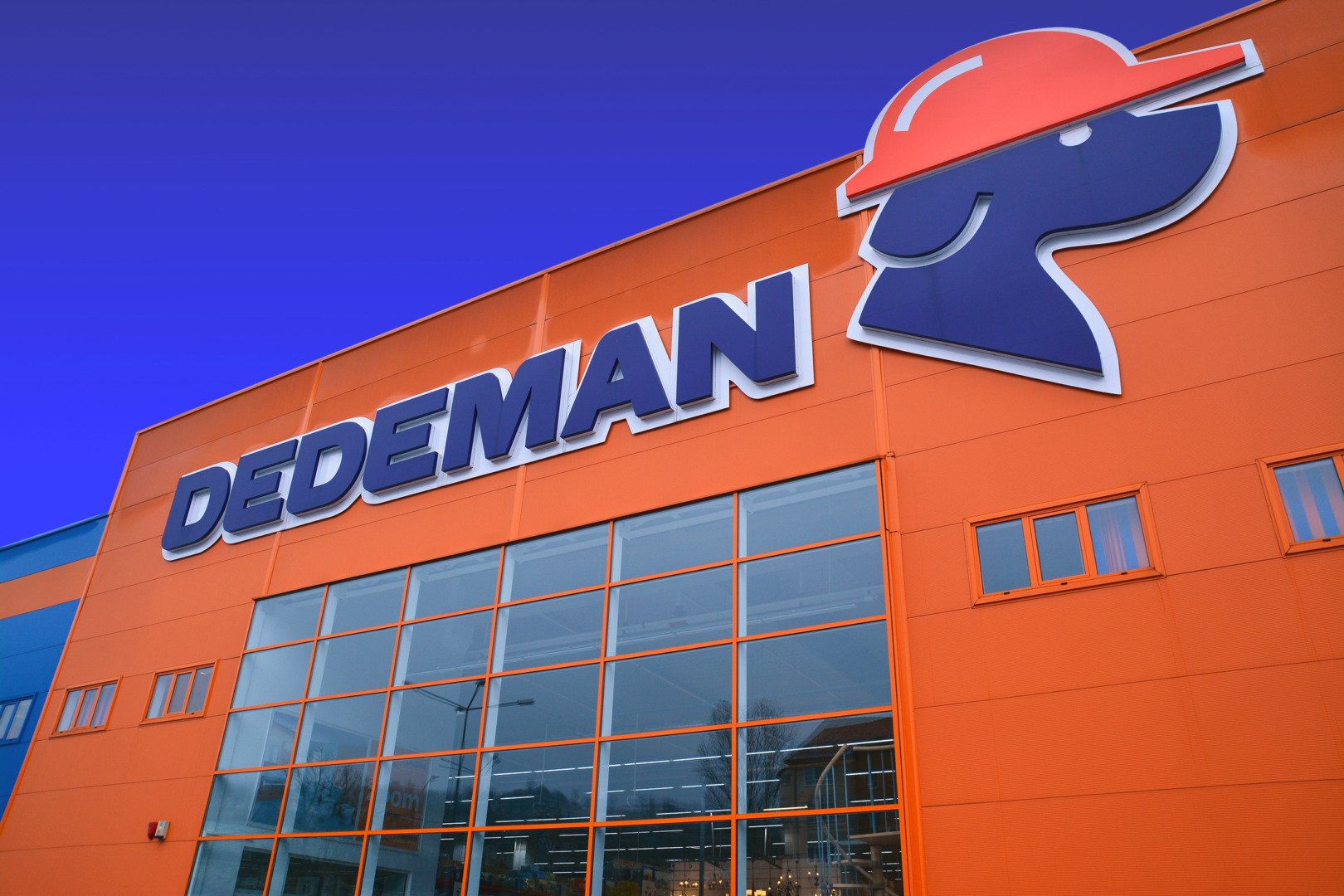 Consiliul Concurenței analizează planul fraților Pavăl de a prelua grupul Carrefour în România Autoritatea de concurență din România a anunțat oficial că analizează în prezent tranzacția prin care Pavăl Holding SRL, controlată de frații Pavăl, intenționează să preia cel mai mare retailer internațional activ pe piața locală, Carrefour