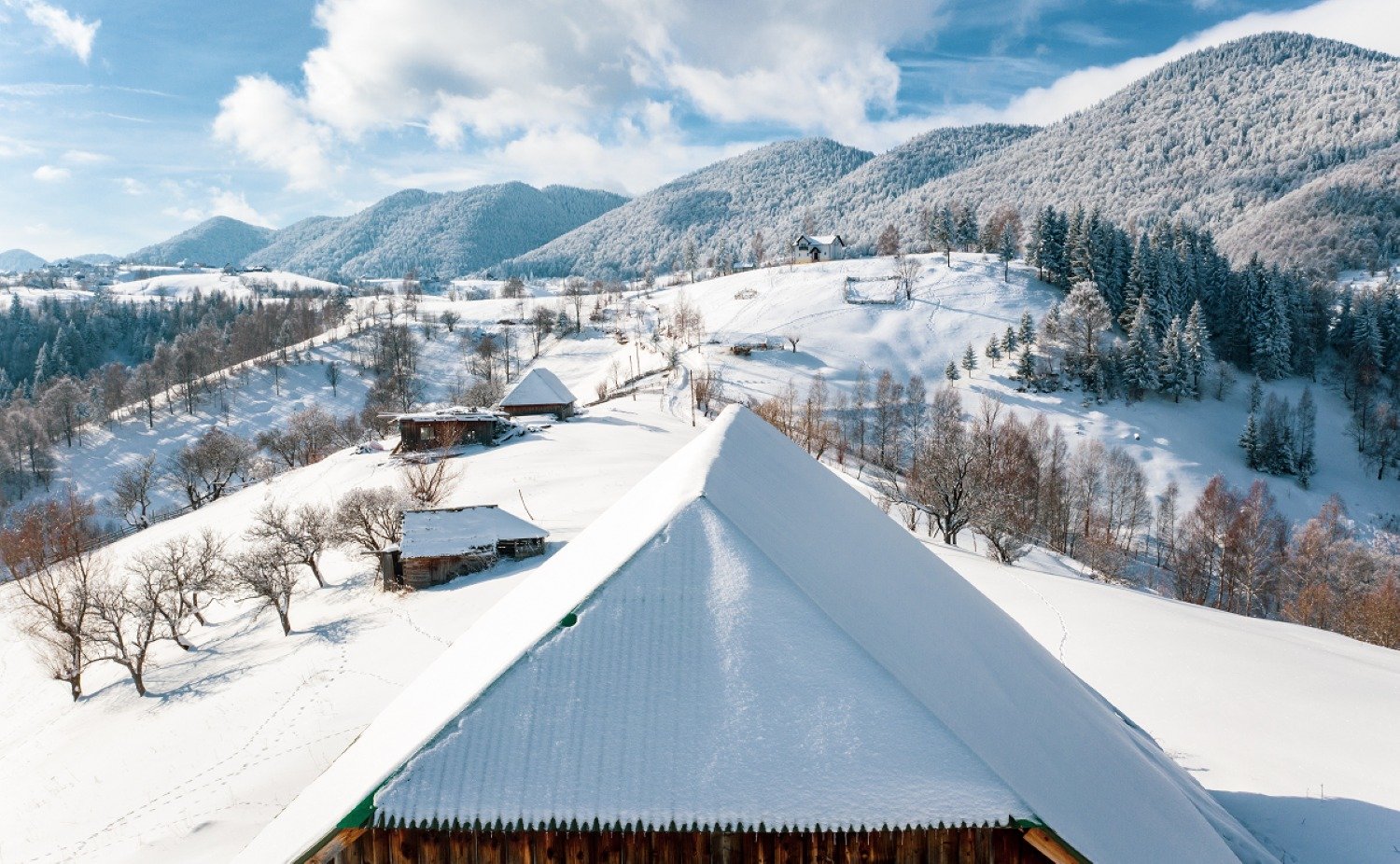 România se remarcă în sezonul rece printr-o diversitate impresionantă de peisaje, de la munți înzăpeziți la sate tradiționale și regiuni încărcate de istorie