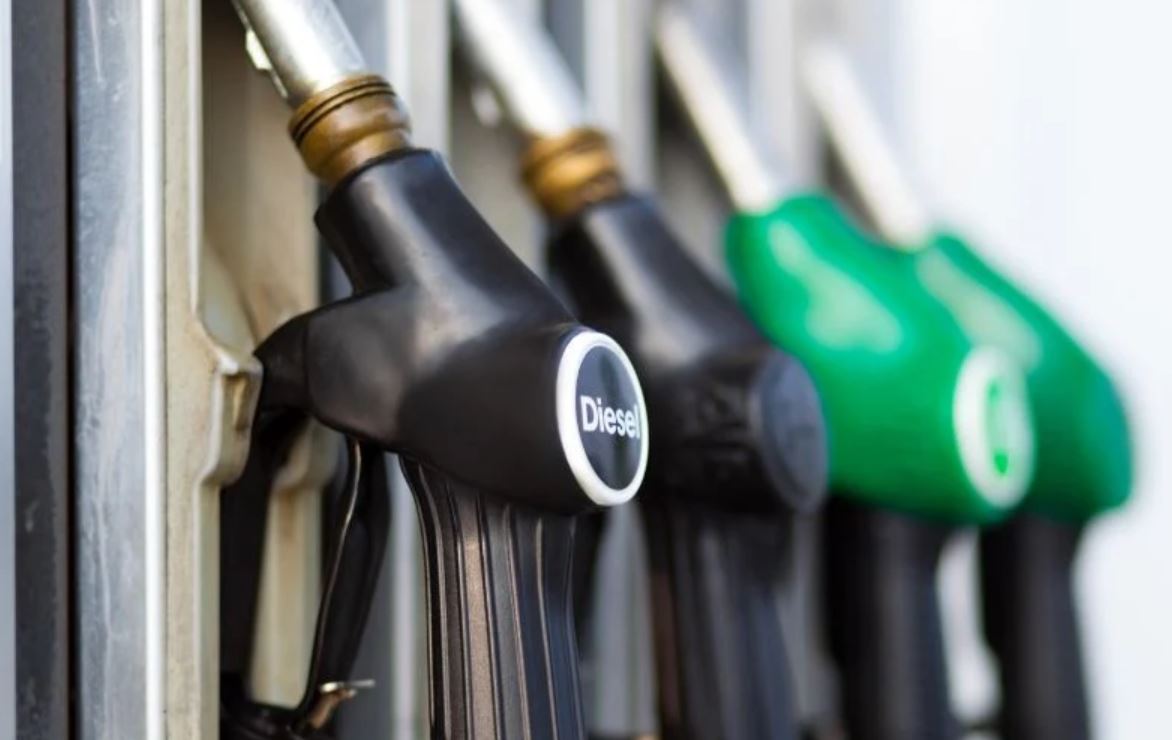 Prețurile carburanților din România înregistrează o creștere alarmantă în contexte internaționale tensionate, iar situația de pe piața locală devine din ce în ce mai dificil de gestionat pentru șoferi și consumatori