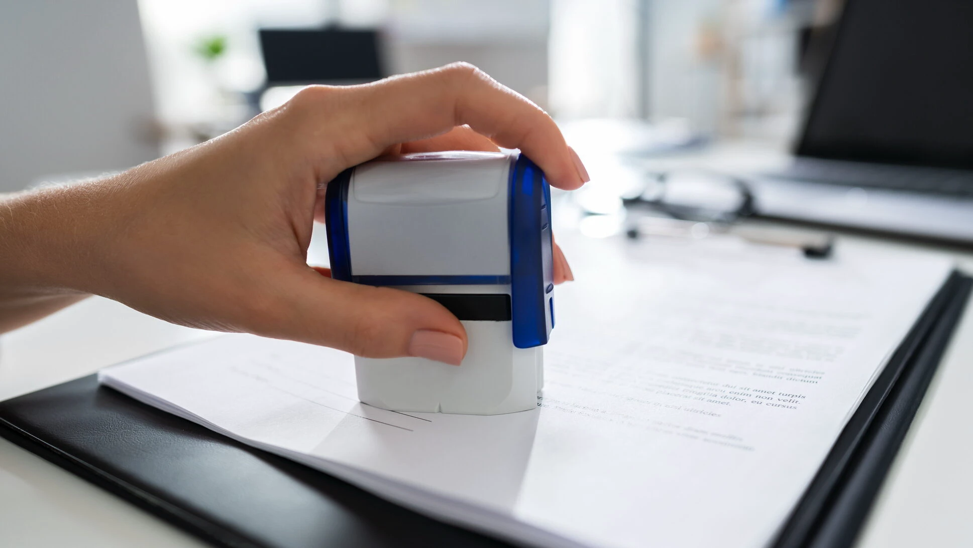 Radierea autovehiculelor, condiționată de plata datoriilor către bugetul local: un pas spre responsabilitate fiscală Reglementările recente privind radierea autovehiculelor au intrat în vigoare la sfârșitul lunii februarie, marcând un punct de cotitură în modul în care autoritățile administrează și controlează patrimoniul rutier