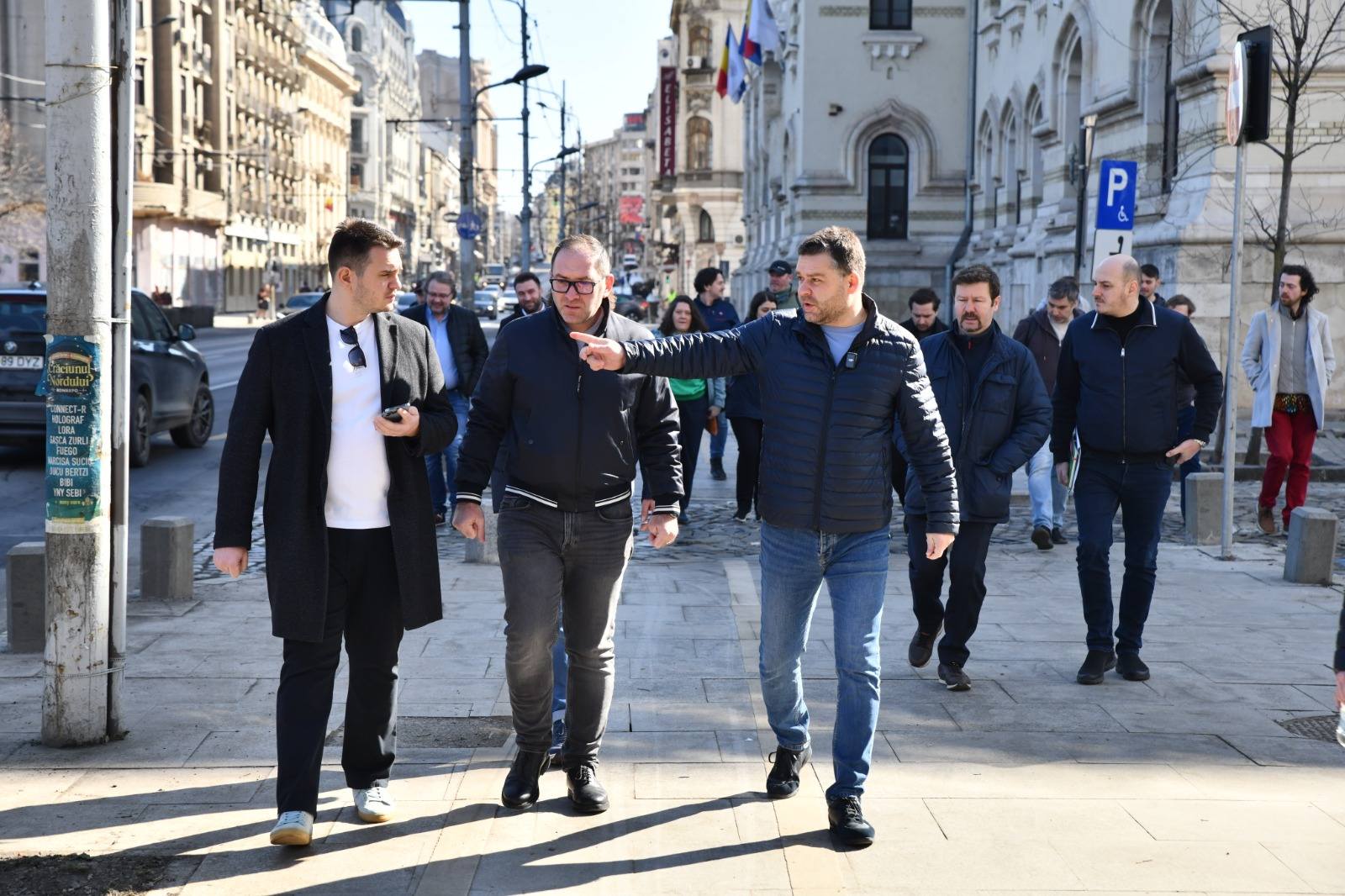 Primarul Sectorului 5, Ciprian Ciucu, a ieșit sâmbătă în centrul capitalei într-o acțiune aparent strict de imagine, dar cu potențial de a deveni un şablon pentru modul în care administrațiile locale își promovează activitatea în ochii publicului