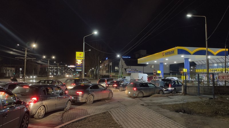 Benzinăriile din România devin tot mai aglomerate, iar motivul principal pare să fie nu doar creșterea prețurilor la carburanți, ci și teama consumatorilor de a rămâne fără rezerve în contextul unor posibile noi scumpiri