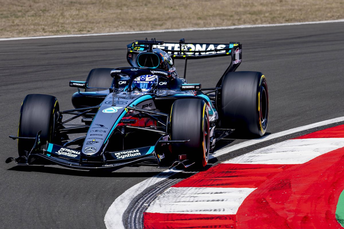 George Russell pleacă din pole position în cursa de Sprint de la Shanghai, într-un moment în care echipa Mercedes reafirmă dominația sa în startul sezonului