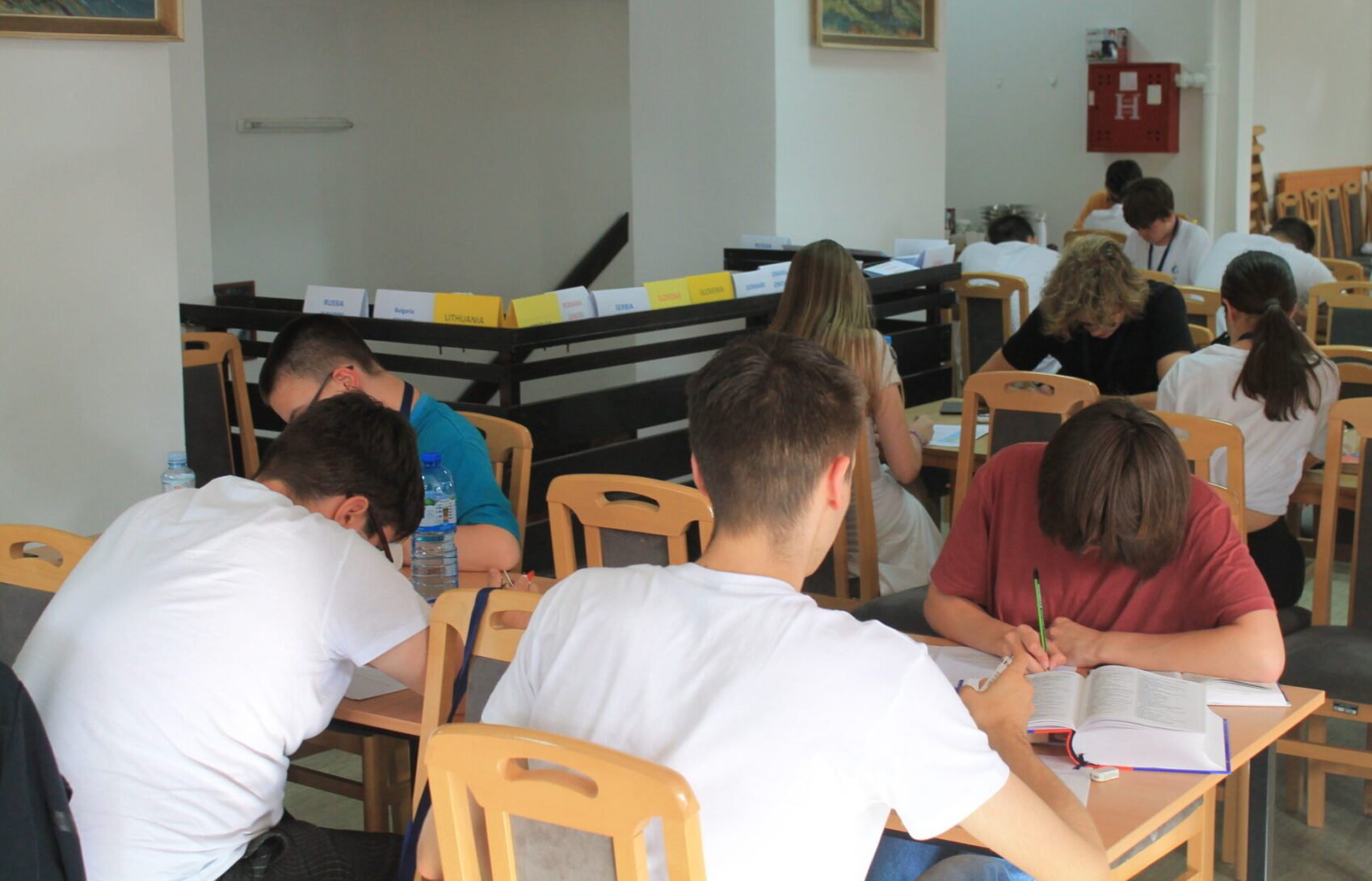 Reprezentanții sindicatelor din învățământ avertizează asupra presiunilor exercitate asupra profesorilor pentru participarea la simulările examenelor naționale Situație tensionată în sistemul de învățământ românesc, după ce sindicaliștii din învățământ au atras recent atenția asupra unor presiuni exercitate asupra cadrelor didactice