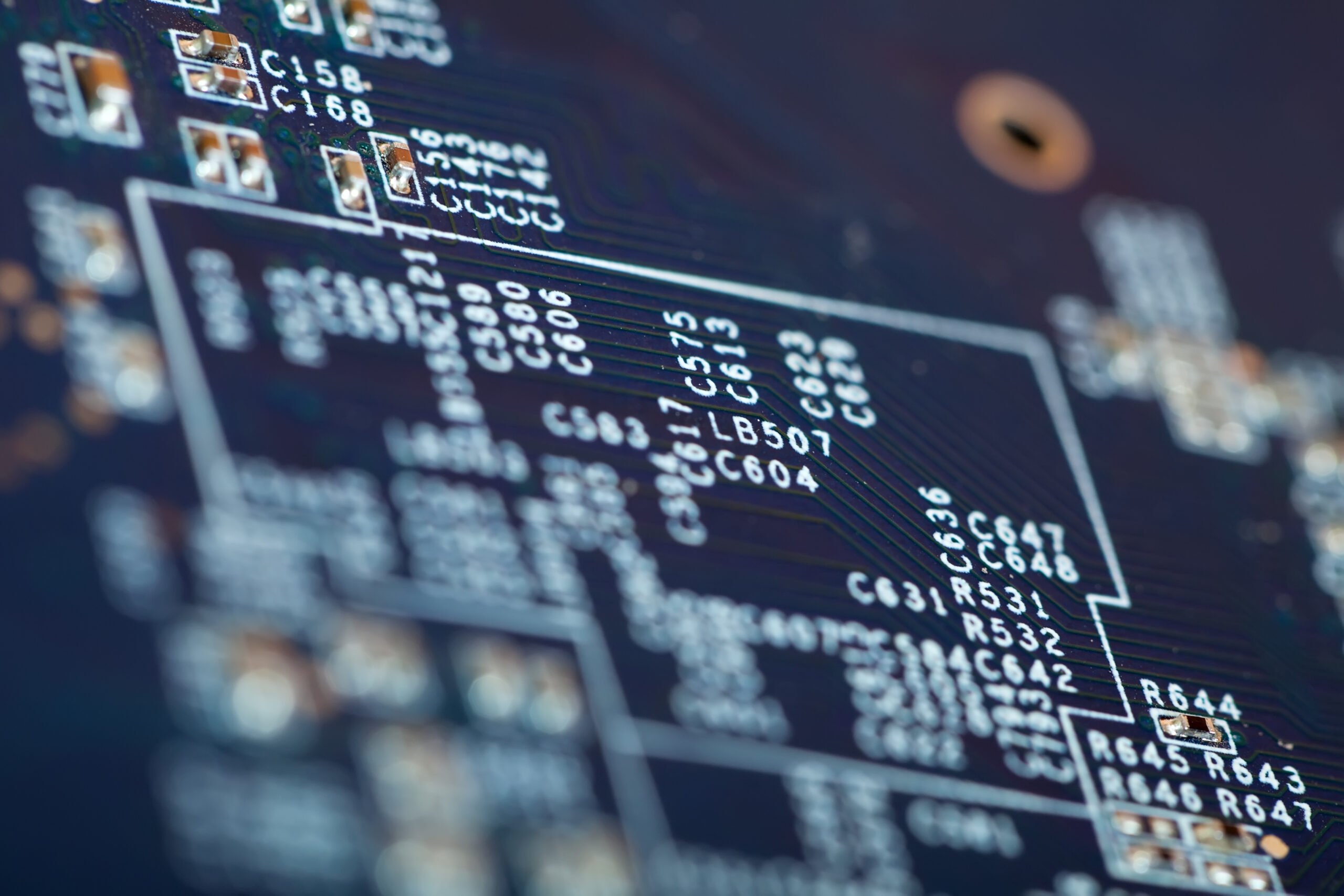 Codul IMEI: un aliat esențial în lupta împotriva telefoanelor furate Fiecare smartphone are, din fabrică, un cod unic care îl identifică definitiv, cunoscut sub denumirea de IMEI – International Mobile Equipment Identity