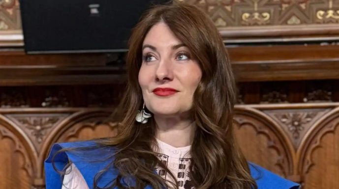 Un român a făcut valuri în Spania după ce a obținut cel mai bun rezultat la examenul național pentru medicii rezidenți Elena Bianca Ciobanu Selaru, o medicină română de 41 de ani, a cucerit titlul de cel mai bun candidat la examenul MIR din 2026, cel mai prestigios și competitiv test care decide accesul medicilor la formele de rezidențiat din Peninsulă