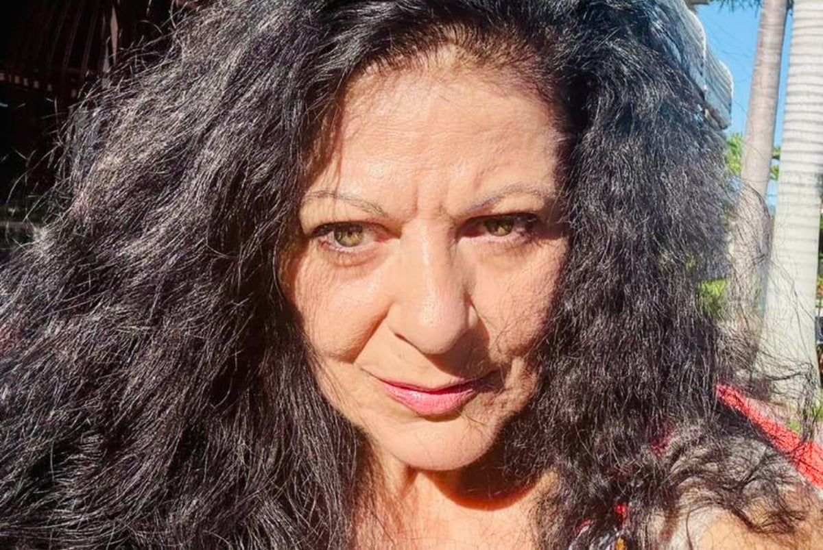 Elena Cârstea, cunoscută artistă româncă stabilită de ani buni în Statele Unite, a făcut recent o vizită înapoi acasă, în România, pentru a-și revedea familia și pentru a fi alături de animalele sale dragi