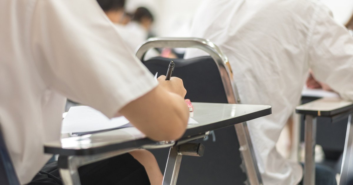 Elevii de clasele a XII-a și a XIII-a, înscriși la formele de învățământ seral sau cu frecvență redusă, au susținut miercuri proba la alegere a profilului și specializării din cadrul simulării examenului de Bacalaureat din 2026