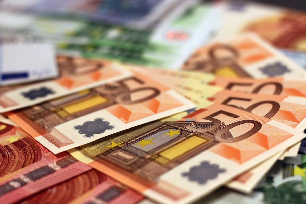 Autoritățile ungare au declanșat vineri un incident care a zguduit scena diplomatică și bancară europeană, atunci când au oprit două vehicule blindate de transport valori, confiscând 40 de milioane de dolari, 35 de milioane de euro și 9 kilograme de aur