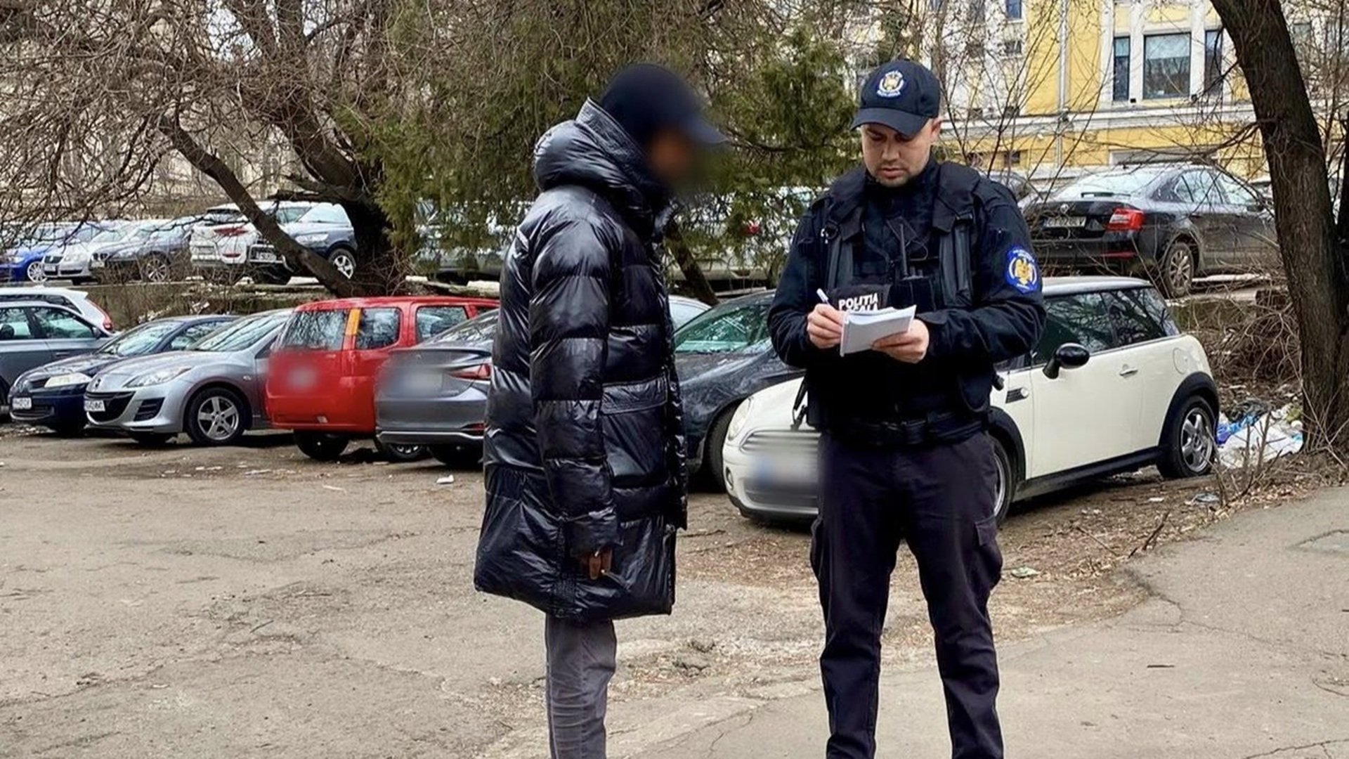 Peste 100 de amenzi aplicate în Capitală pentru falșii parcagii: eforturi intense pentru combaterea practicilor ilegale Poliția Locală a Municipiului București a intensificat în ultima perioadă acțiunile menite să combată fenomenul falșilor parcagii în centrul orașului, aplicând peste 100 de sancțiuni contravenționale, în valoare totală de aproximativ 22.000 de lei (mai bine de 4.000 de euro)