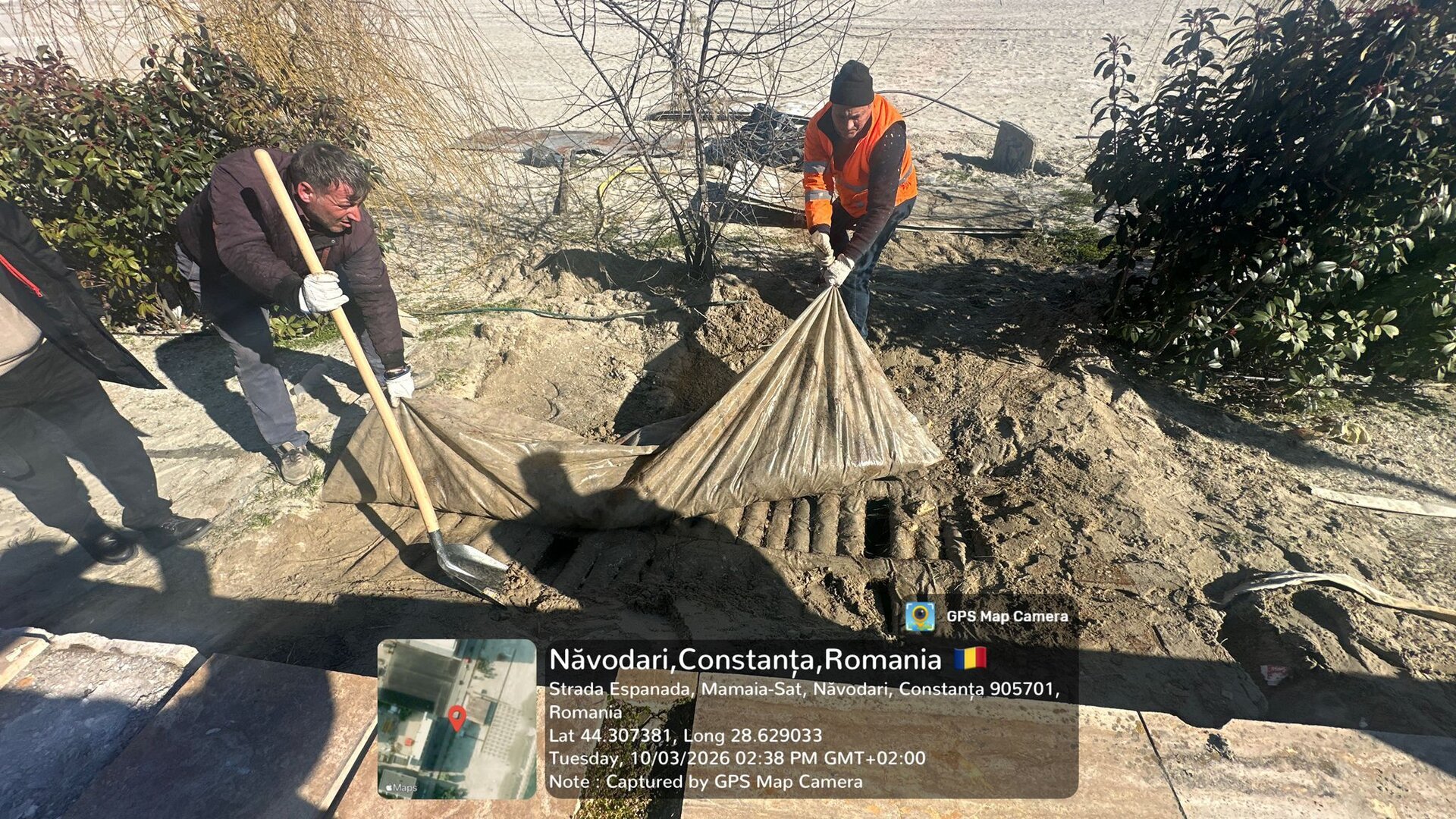 Descoperire alarmantă pe plajele din Năvodari: instalații ilegale de canalizare și rezervoare de gaz Îngropate în nisip Autoritățile din Constanța au anunțat, miercuri seara, descoperirea unor instalații ilegale pe plajele din stațiunea Năvodari, o problemă care accentuează problema administrării deficiente a mediului marin și a resurselor naturale în zona litoralului românesc