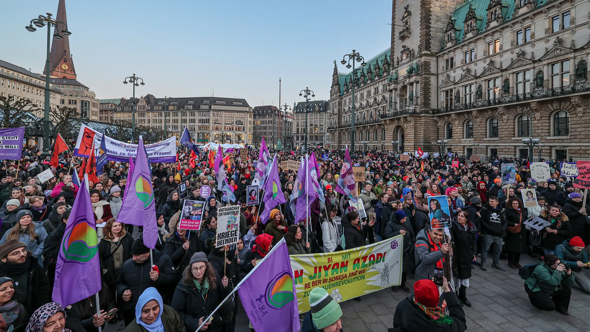 În Hamburg, peste 8.000 de persoane au ieșit în stradă duminică pentru a comemora și revendica drepturile femeilor, în cadrul manifestărilor prilejuite de Ziua Internațională a Femeii