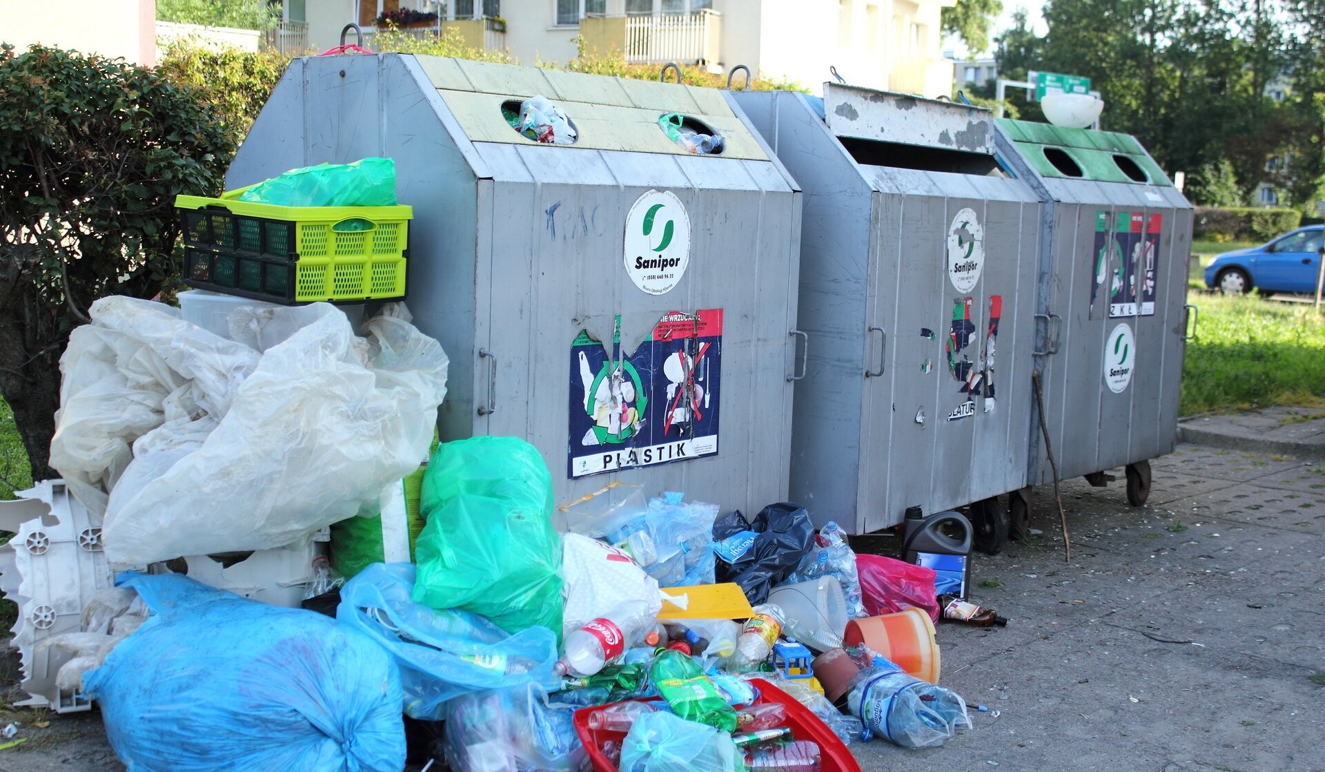 Abandonarea mobilierului și a deșeurilor voluminoase pe domeniul public a devenit ilegală în București, iar autoritățile locale au consolidat măsuri stricte pentru a preveni acest fenomen care Dan nu doar strică aspectul orașului, ci pune în pericol sănătatea publică și siguranța cetățenilor