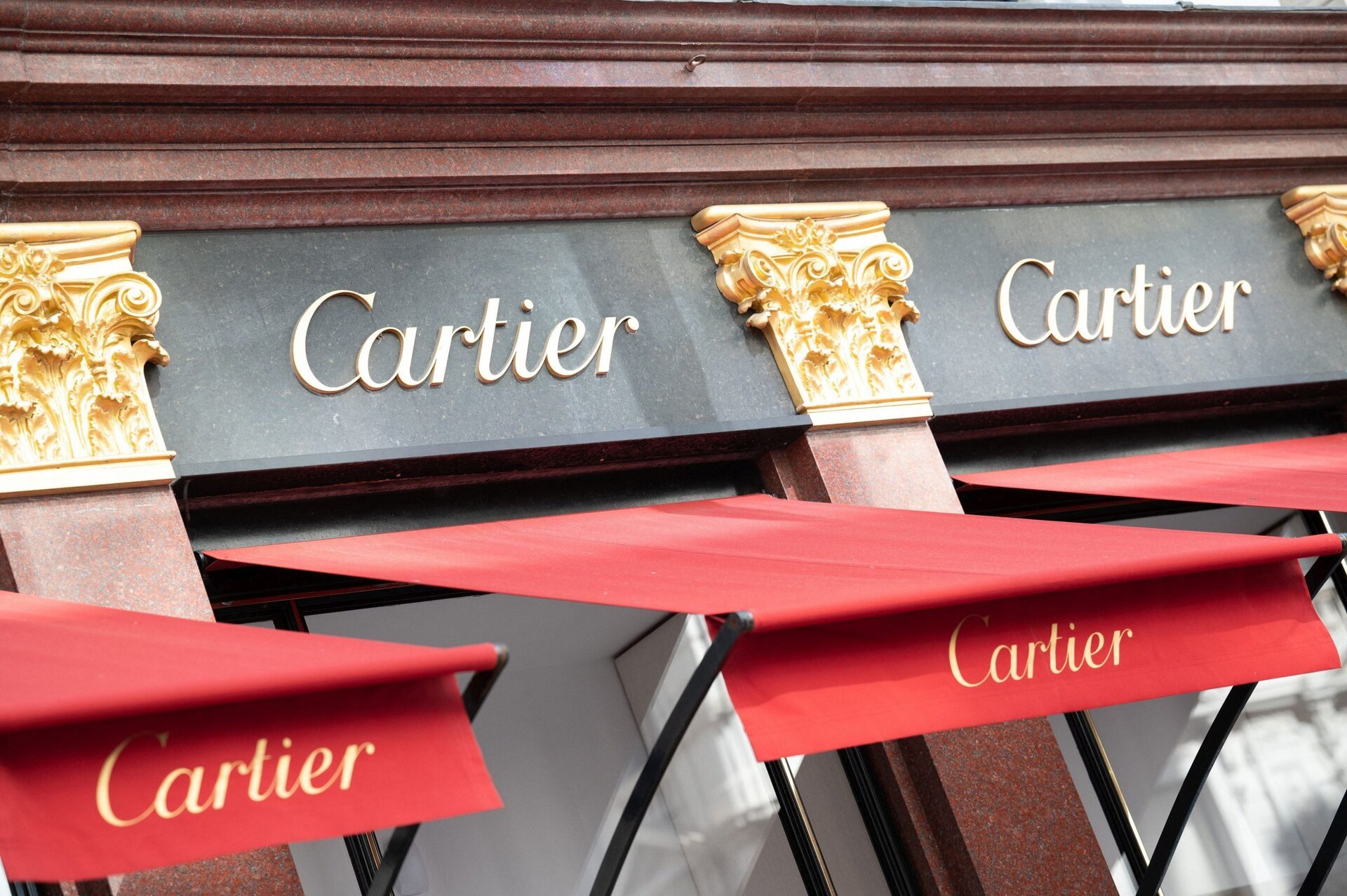 Primul magazin Cartier din România, alături de Hermes, pe strada de elită din București Un nou punct de reper în peisajul de lux al Capitalei a fost inaugurat recent, marcând redeschiderea unui simbol cultural într-o lumină exclusivistă
